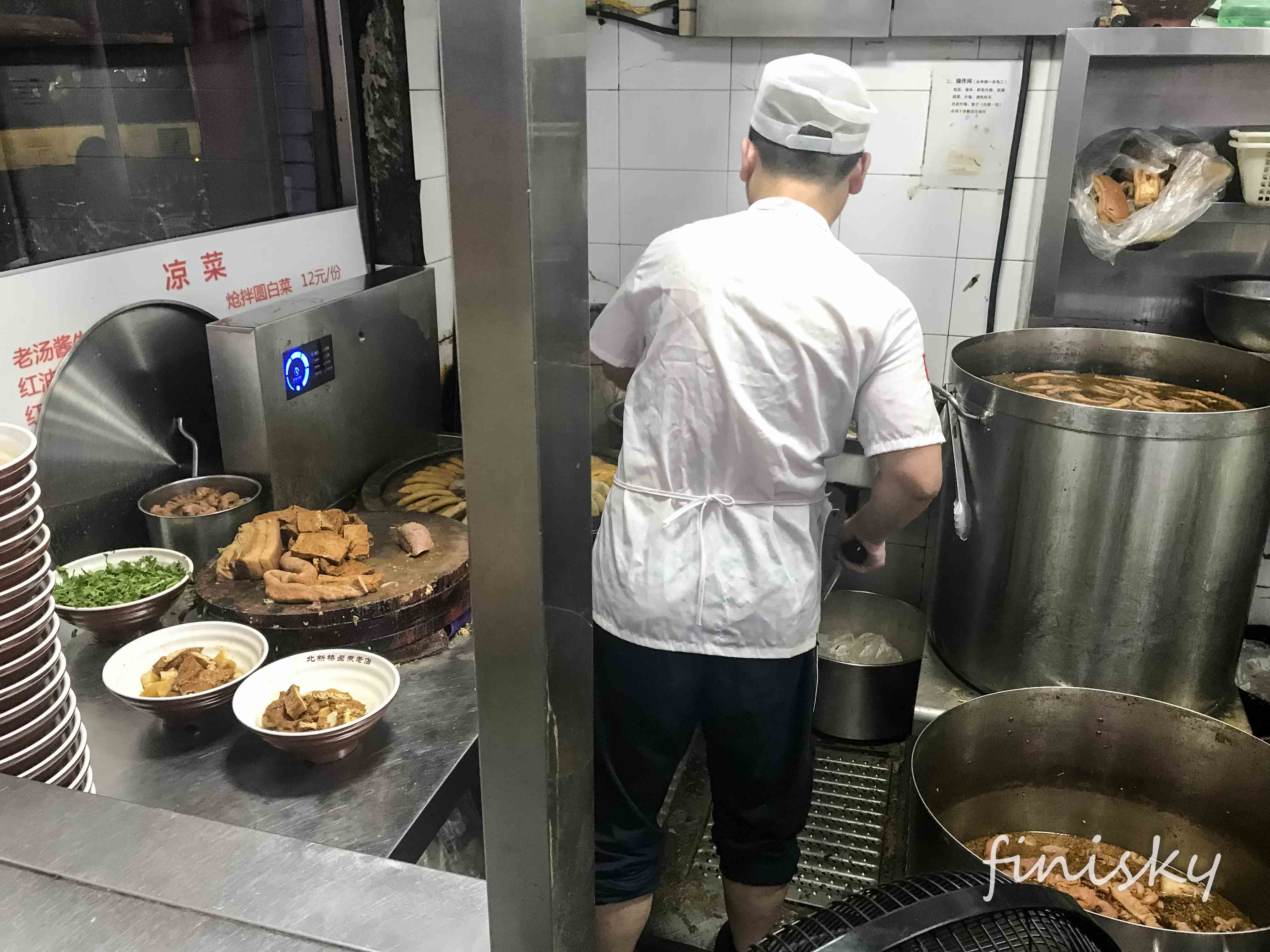 北新桥卤煮,师傅正在切火烧