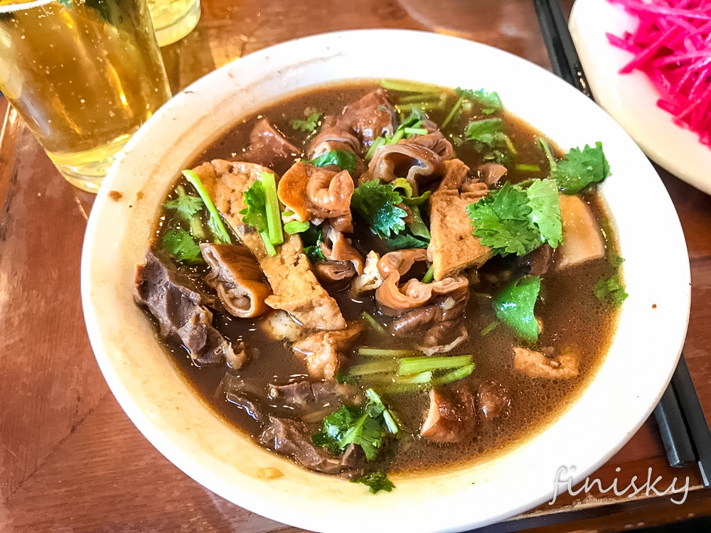 小肠陈北新桥卤煮,师傅正在切火烧